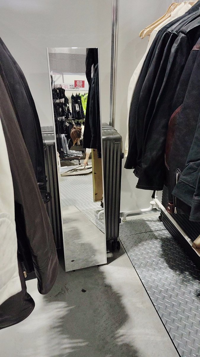galloping_s's tweet photo. ついにとうとう我がブランドにも姿見が導入されました。服屋のくせにいままでよくこれ無しでやってきたな。
明日から名古屋モーターサイクルショー、よろしくお願いします https://t.co/9JlM93sI8O