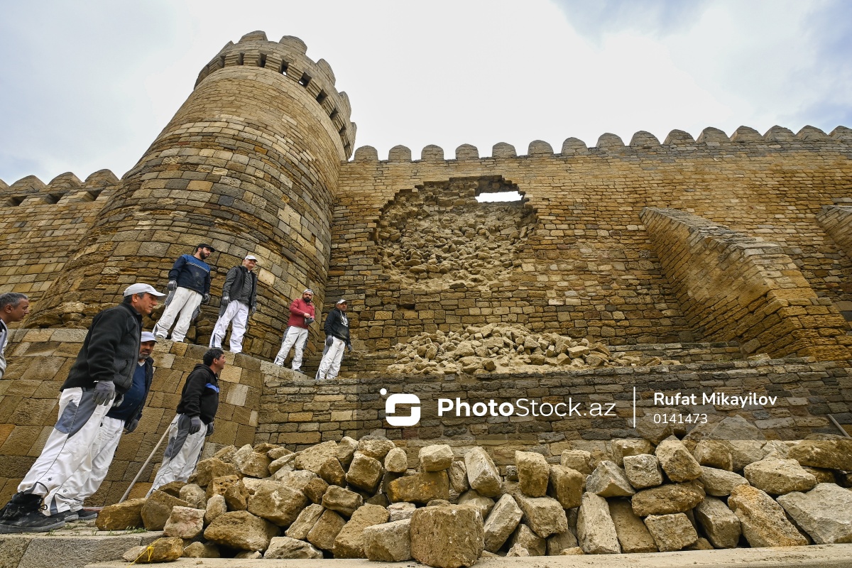 PhotoStockaz's tweet photo. ⚠️  İçərişəhərin Kiçik Qala küçəsində, 13-14 saylı bürclərin kəsişdiyi qala divarlarının kiçik bir hissəsində baş verən uçqun

📍 Kiçik Qala küçəsi ünvanında, 13-14 saylı bürclərin kəsişdiyi hissədə 🏰 tarixi Qala divarlarının kiçik bir sahəsində aşınma müşahidə edilib. 🏢 "İçərişəhər" Dövlət Tarix-Memarlıq Qoruğu İdarəsinin məlumatında bildirilir ki, mütəxəssislərin ilkin rəyinə əsasən, 🌧 aşınmaya əsas səbəb son günlər müşahidə olunan aramsız atmosfer yağıntıları nəticəsində yaranan 💧 rütubət və təbii erroziya prosesləridir.

🚨 Hadisə baş verdiyi andan etibarən idarə tərəfindən dərhal operativ tədbirlər görülüb, 📌 sözügedən ərazi tam nəzarətə götürülərək vətəndaşların təhlükəsizliyi üçün ⚠️ zəruri qabaqlayıcı addımlar atılıb.

🛠 Hazırda tarixi abidənin həmin hissəsində yaranmış vəziyyətin aradan qaldırılması istiqamətində lazımi işlərin icrasına başlanılıb. 📢 Qeyd olunub ki, tarixi irsimizin qorunması və 👥 vətəndaşların təhlükəsizliyi idarənin fəaliyyətində prioritet məsələdir və proses daim diqqət mərkəzində saxlanılır.

 📸 Daha çox foto və məlumat üçün link:⤵️
https://t.co/Cr2V8JiKjg

#qaladivarları #photostockaz #photostock #içərişəhər #bakı #azərbaycan