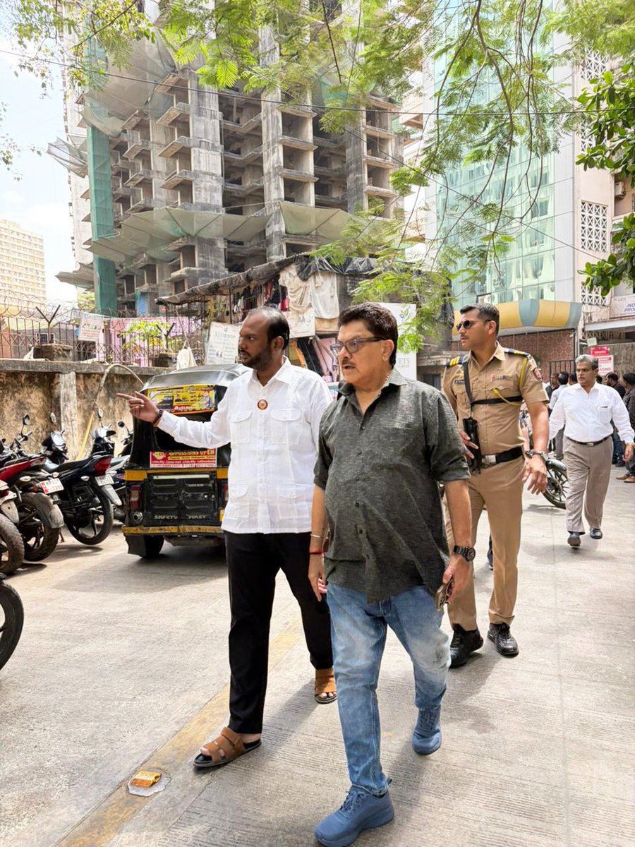 प्रभाग क्रमांक ६३ मधील मोरया लँडमार्क २ ते क्रेसेंट टॉवरपर्यंतच्या लेनमध्ये वाढलेल्या बेकायदेशीर अतिक्रमणांमुळे आणि अनधिकृत फेरीवाल्यांमुळे नागरिकांना मोठ्या अडचणींचा सामना करावा लागत होता. या कारणामुळे परिसरात वाहतूक कोंडीची समस्या देखील गंभीर बनली होती.

#RupeshSawarkarVersova