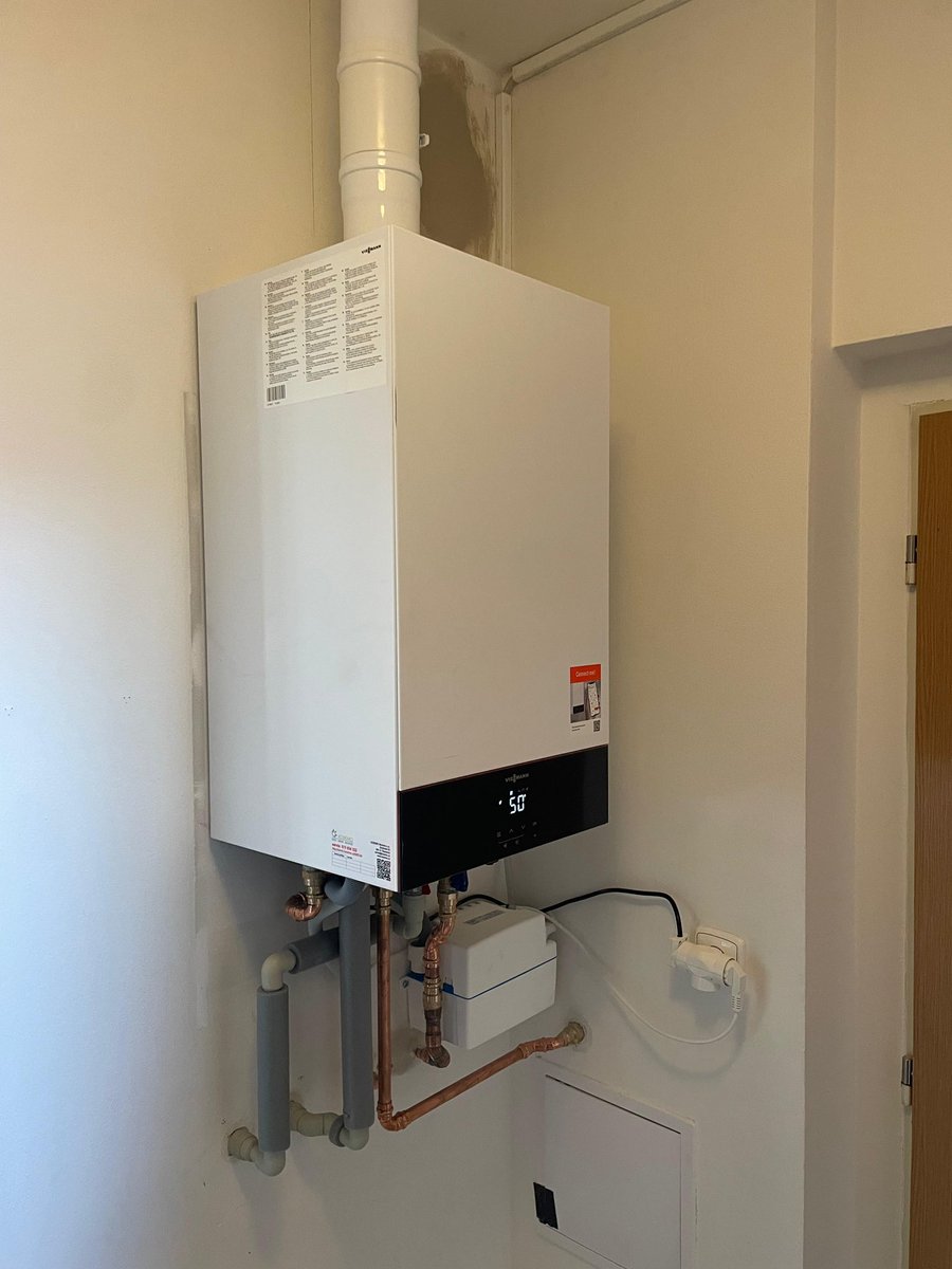 KosemoMoravia's tweet photo. Montáž kotle Viessmann Vitodens 100 25 kW kombi🔥 #plyn #heating #montazkotle #ingeneering #water #wolf #kotle #cisteni #udrzba #plynovekotle #vytapeni #thermona #junkers #buderus #viessmann #destila #plynovákotelna #dedietrich #kosemo #rekonstrukce #viadrus #enbra #immergas https://t.co/qpubT6Vz9S