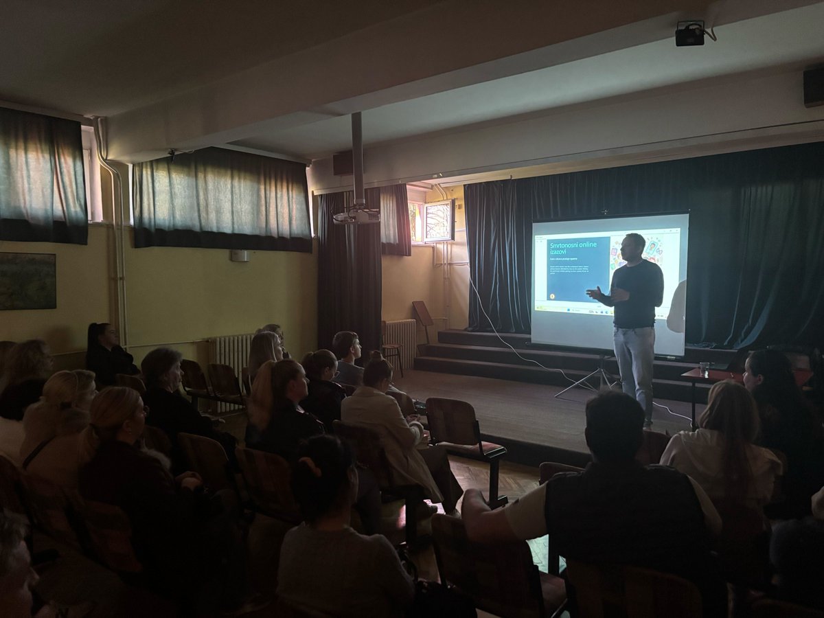 iRevolucija's tweet photo. Dana 08.04. održali smo predavanje za roditelje u osnovnoj školi „Nada Purić“ na temu bezbednosti dece na internetu.
Ovog puta poseban fokus stavili smo na eru veštačke inteligencije. https://t.co/fxaWi9QGco