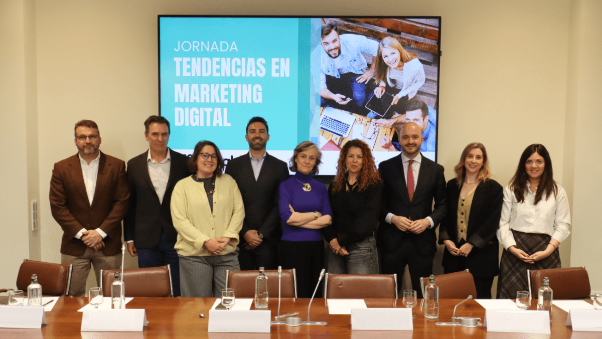 CEOE_ES's tweet image. Influencers, RRSS e #IA redefinen la relación entre #marcas, datos y #audiencias⏩El marketing #digital evoluciona rápido

Algunos de los temas abordados en la jornada “Tendencias en Marketing Digital” de @IAB_Spain con @CEOE_Campus 📲

👉ceoe.es/es/ceoe-news/f…