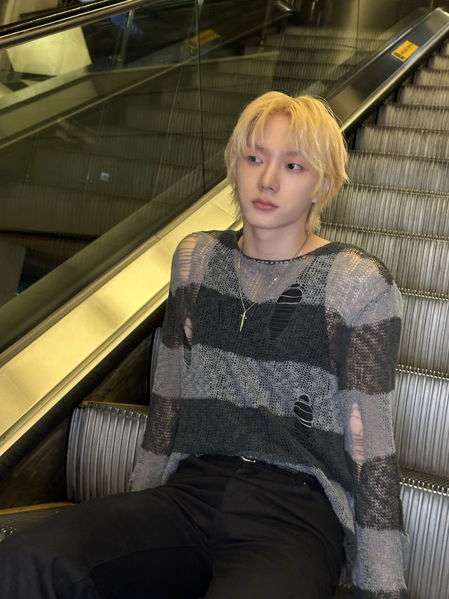 parknungho's tweet photo. Alone, but not really alone. My boyfriend @jaehyuvk is busy taking my pics. And you know pics just turn out better when it’s your special one? That’s why I look this handsome, ‘cause my boyfriend’s with me (even behind the camera). https://t.co/DsEVNUaYtv