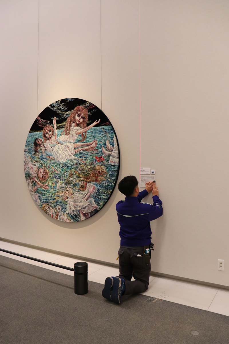 tokkinby's tweet photo. 【所蔵作品展】2026年度Ⅰ「目は口ほどに」
会期：2026年4月11日[土]-7月5日[日]

コレクション展示が春のリニューアル！
展示の作業が大詰めを迎えています✨
今週末、11日（土）から公開開始。
文化の森の桜が、散ってしまいませんように🌸

#徳島県立近代美術館 #谷原菜摘子 https://t.co/dAKetGOedL