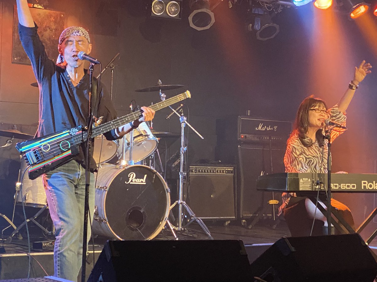 thinkpunk10's tweet photo. ワタリデラックスプリゼンツSupported by OKB 🌸春夜交響🌸 at:GIGS YOKOHAMA TSURUMI
平日の夜に関わらず沢山のお客様にお越しいただき本当にありがとうございました！
お陰様で大盛況のうちに無事終幕となりました♪
昨年に続き誕生日近くにGIGSで素敵な企画が出来た事を大変嬉しく思います♪ https://t.co/eXaWAlJkMF