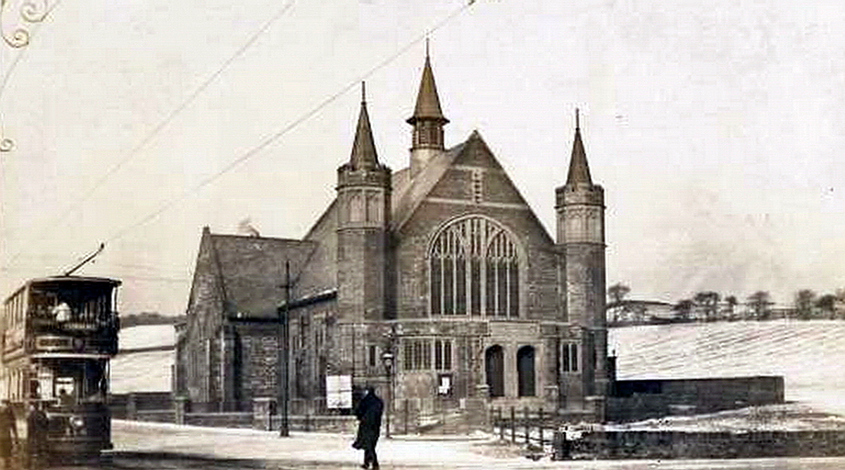 Pott_Shrigley_'s tweet image. Firth Park Methodist Church surrounded by snowy fields.
#Sheffield