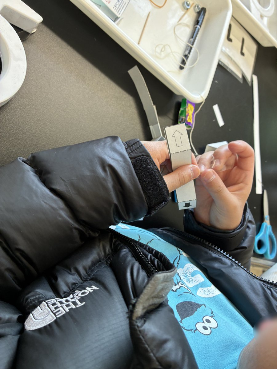 tscitech's tweet photo. 2月28日に清水窪小学校にて「くるくるイカ」の工作教室を行いました。
くるくるイカは腕を伸ばしているとゆっくり、腕を縮めると早く回るイカの工作です。
細かい工程も丁寧に行い、うまく回る工作を作れていました。
ご参加いただいた皆様、ありがとうございました！ https://t.co/2sJyE6qvwr