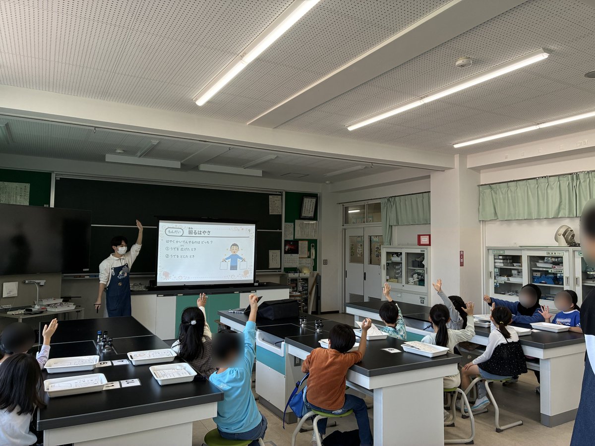 tscitech's tweet photo. 2月28日に清水窪小学校にて「くるくるイカ」の工作教室を行いました。
くるくるイカは腕を伸ばしているとゆっくり、腕を縮めると早く回るイカの工作です。
細かい工程も丁寧に行い、うまく回る工作を作れていました。
ご参加いただいた皆様、ありがとうございました！ https://t.co/2sJyE6qvwr