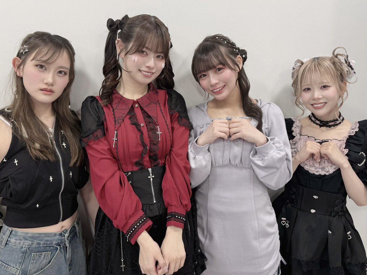 colorful_scream's tweet photo. 大阪美容専門学校さんにて、
ヘアショーモデル＆ファッションショーと、ミニライブをさせていただきました💇‍♀️✨

今回もとっても可愛くしていただき、
ありがとうございました!!🌸

#カラフルスクリーム #カラスク
#大阪美容専門学校 #Daibi #夢展望 https://t.co/LJFmHseWFS