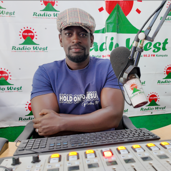 radiowestug's tweet photo. #OmweshongoziWaUganda
Na Bobs

Twataayaayisa omweshongozi @MegatoneUG omu situdiyo.

Buuza eki orikwenda kumumanyaho..

#Muhumuza
#GambaMpurire https://t.co/fyXcUjlL9x