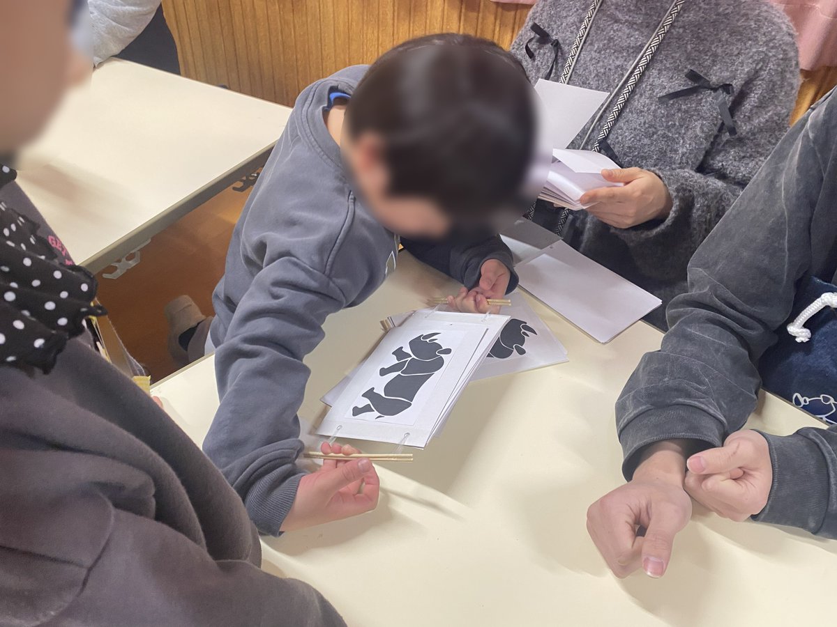 tscitech's tweet photo. 3月11日にげっこうはらこども園にてサイエンスショーを行いました。
ペットボトルの中に雲をつくったり、BTB溶液の色を変化させたりして、試練を乗り越えることができました。
子どもたちが実験に興味津々になり、楽しんでいる姿が印象的でした。
参加してくださった皆様、ありがとうございました！ https://t.co/ijHDTqW1bR