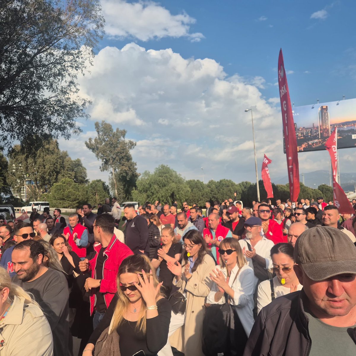 ComcreteZYX's tweet photo. İzmir Büyükşehir Belediyesi’nin yıllardan beri İzmirlilere hizmet duraklarından biri olan meslek fabrikasına tartışmalı bir şekilde el konulmuştur. Halkın fabrikasına sahip çıkmak için mücadele ediyoruz, edeceğiz. 
Meslek fabrikası halkındır, halkın kalacak!
#Disk #geneliş #izmir https://t.co/7i3rQ5H2Wx