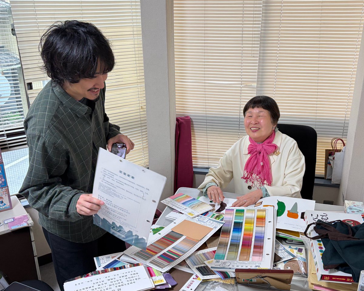 fureaibunko's tweet photo. しばらく品切れが続いていた点字つきさわる絵本の『はらぺこあおむし』（偕成社）ですが、その改訂版を出そうという企画が産まれています。編集担当者が、本日、製作の打ち合わせに来られました。出版される日が楽しみです。
#偕成社　#はらぺこあおむし   #てんやく絵本　#ふれあい文庫 https://t.co/gxiSE20nEF