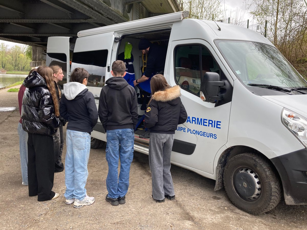 Gendarmerie_080's tweet image. 🎓 Stage découverte pour des élèves de 3ᵉ au sein de la gendarmerie de la Somme.
👥 Immersion dans les unités : section de recherches, PSIG, cynophile, fluvial, drone, prévention…
🎯 Une semaine pour découvrir la diversité des métiers et des engagements.
#Découverte #Engagement