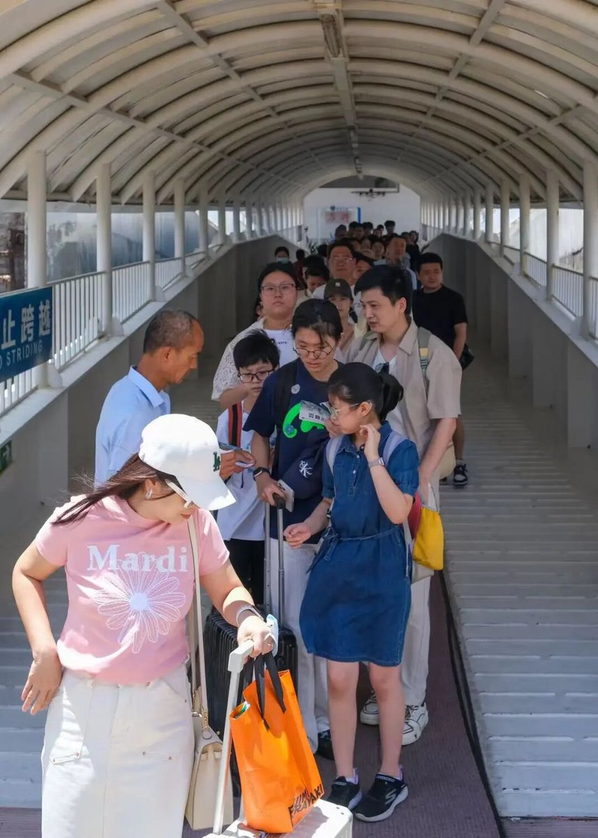 QuanzhouEN's tweet photo. Shijing Port, Quanzhou: The Quanzhou-Jinmen route is busy. Compatriots across the Strait gather, reunite and seek common development, bound by blood and shared warmth.#Quanzhou #Jinmen https://t.co/W9nTW5dsYI