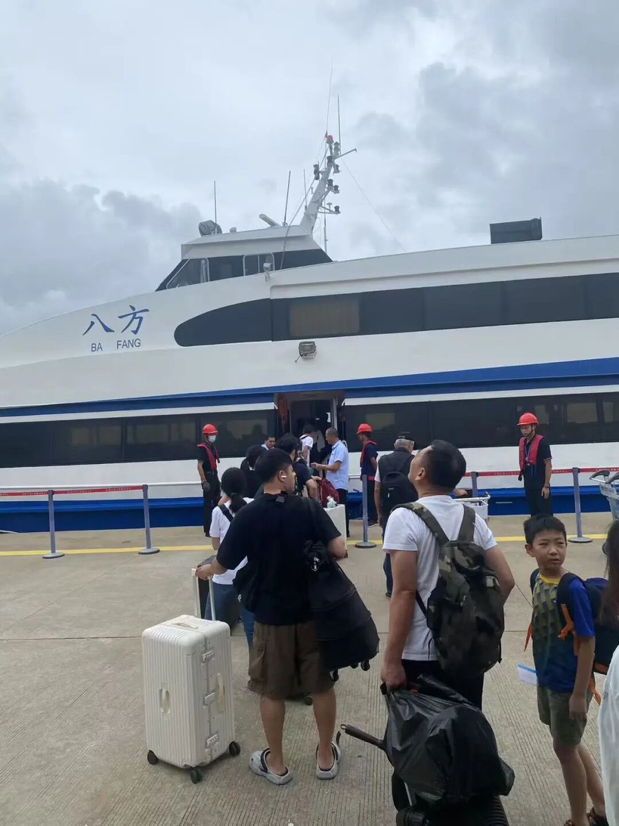 QuanzhouEN's tweet photo. Shijing Port, Quanzhou: The Quanzhou-Jinmen route is busy. Compatriots across the Strait gather, reunite and seek common development, bound by blood and shared warmth.#Quanzhou #Jinmen https://t.co/W9nTW5dsYI