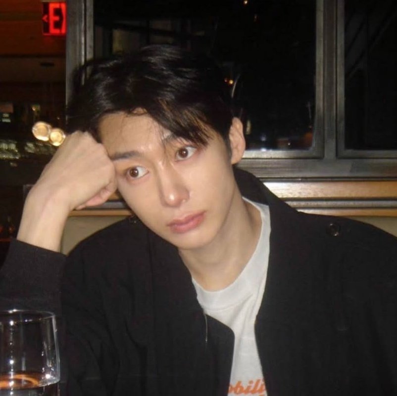 FROMHW2's tweet photo. 형원오빠 너무 잘생겼길래 쳐다보고 있었는데 눈 마주친 느낌 https://t.co/XwS4O5wpCj