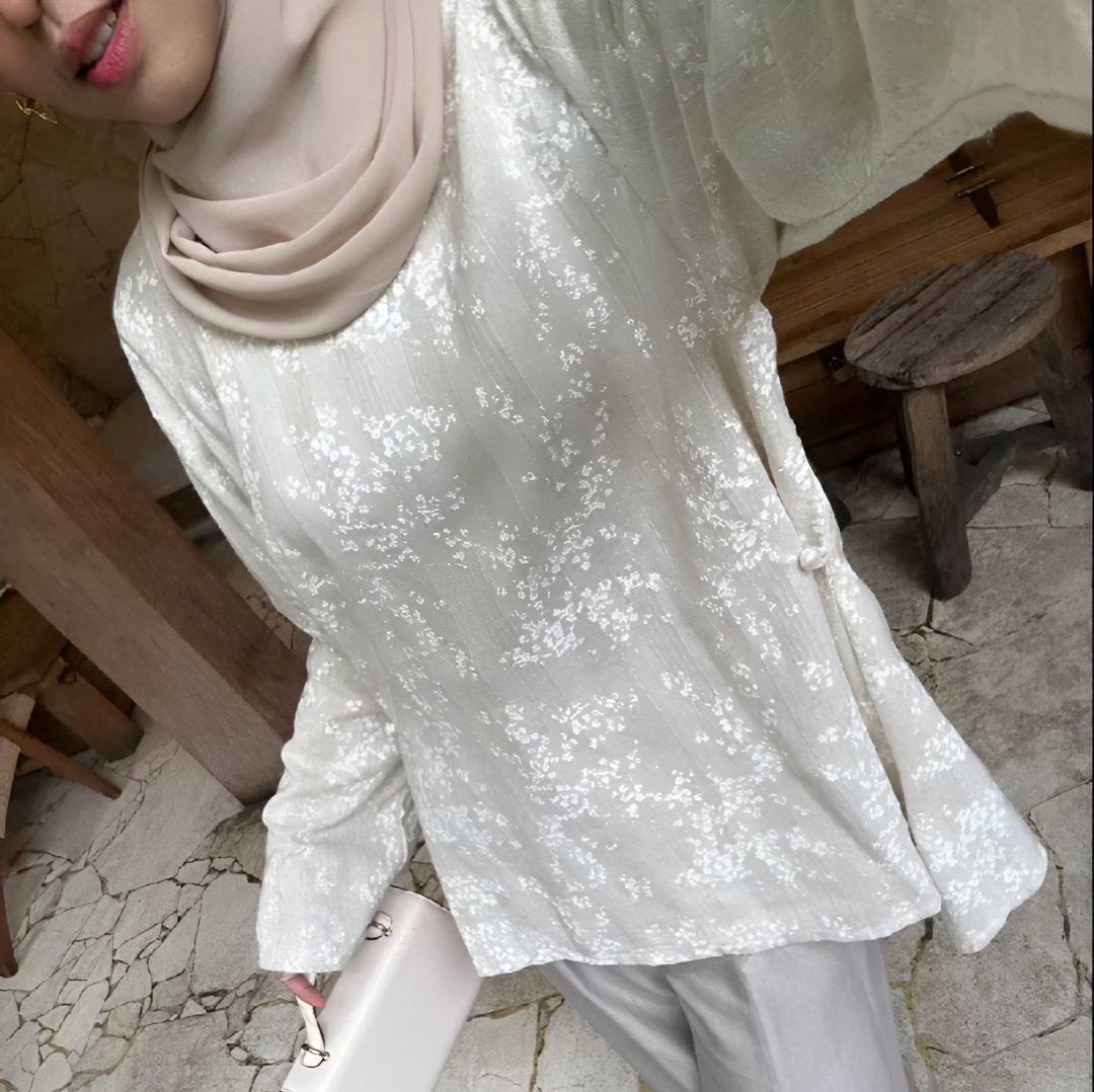 Teshadump's tweet photo. ini atasan yang aku pakai bener² cantik banget cuttingannya buat badan aku jadi makin slim dan unik banget gak si dia panjang sebelah dan di 2 sisi ada kancing yang bikin ngebentuk body tapi gak too much, bahannya adem tp harus pakai dalaman lgi ya🙌

🛒https://t.co/zJhc0LR5LN https://t.co/dsRu2os2EV