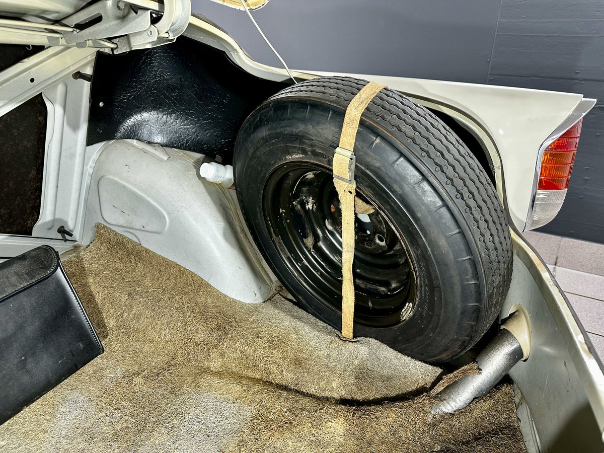 LienhardRacing's tweet image. 1957 OPEL Olympia Rekord 1500  #details 
Originalzustand von damals, Ungeschweisst &amp;amp; Nachlackierungsfrei.  😍
Ab MFK (Veteran) 
CHF 22'900.–  

©by Chicherio AG,  8836 Biberbrugg