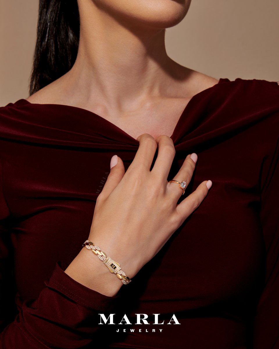 marlajewelry's tweet image. Altın bilekliğin güçlü dokusu ve oval tektaşın ışığı bir araya geldiğinde dengeli ve dikkat çekici bir ikili oluyor!

#Marla #MarlaJewelry #altın #jewelry #yüzük #altınyüzük #altıntektaş #ovaltektaş #ovaltektaşyüzük #altınbileklik #bileklik #takıkombini