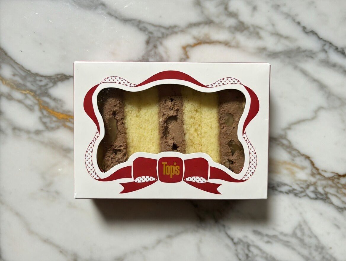 yucha_cha's tweet photo. Xで見かけたTopsのケーキサンド買ってみた。
ケーキ界ではチョコケーキが一番好きなので、あと10箱食べたいおいしさでした😋
そもそもTops自体食べたこと無かったんだけど、ケーキも同じ味なのかな。いつか食べたい。 https://t.co/6FhWeNaDVU