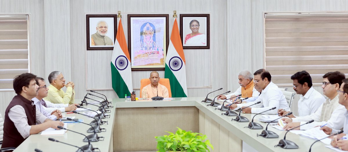CMOfficeUP's tweet photo. मुख्यमंत्री @myogiadityanath जी ने आज लखनऊ में हथकरघा विभाग के कार्यों की समीक्षा की, बुनकरों की आय, सम्मान और आजीविका की स्थिरता सुनिश्चित करने के निर्देश दिए।

प्रदेश के लगभग 2 लाख बुनकर राज्य की अर्थव्यवस्था के सशक्त आधार व स्वावलंबन की कहानी हैं। इनका सम्मानजनक जीवन हमारी प्राथमिकता है।

मुख्यमंत्री जी ने कहा कि बुनकरों को तकनीक, डिजाइन, पैकेजिंग और बाजार तक पहुंच एक ही ढांचे में सुनिश्चित हो। बुनकर डिजिटल प्लेटफार्म, ई-कॉमर्स से जुड़ें। उन्होंने सौर ऊर्जा से संचालित पावरलूम को बढ़ावा देने के निर्देश दिए।