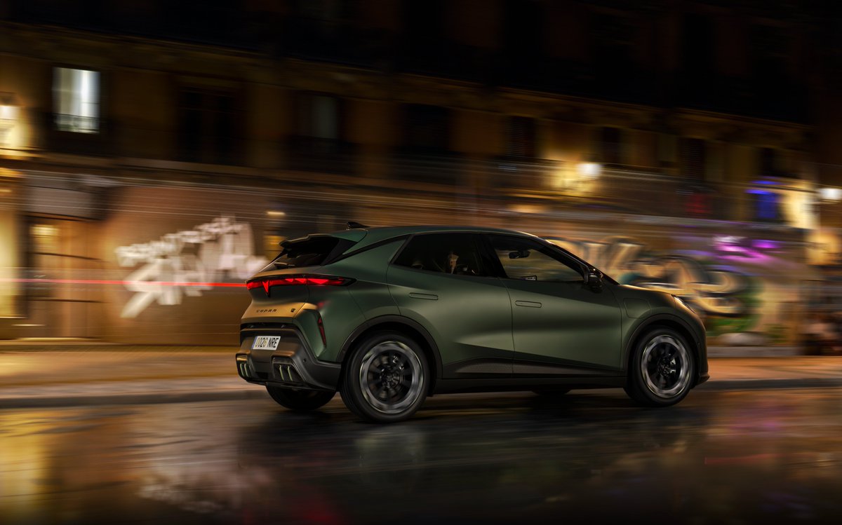 Jan__Hurt's tweet photo. CUPRA představuje zcela nový Raval, vstupní model elektromobilu, který boří všechny konvence. S kompaktní délkou 4 metry nabídne nevídaný prostor, kufr o objemu 441 litrů, dojezd až 450 km a sportovní variantu VZ s výkony 226 koní a 290 Nm. Na české silnice vyjede v létě. https://t.co/wHDZp6SNtP