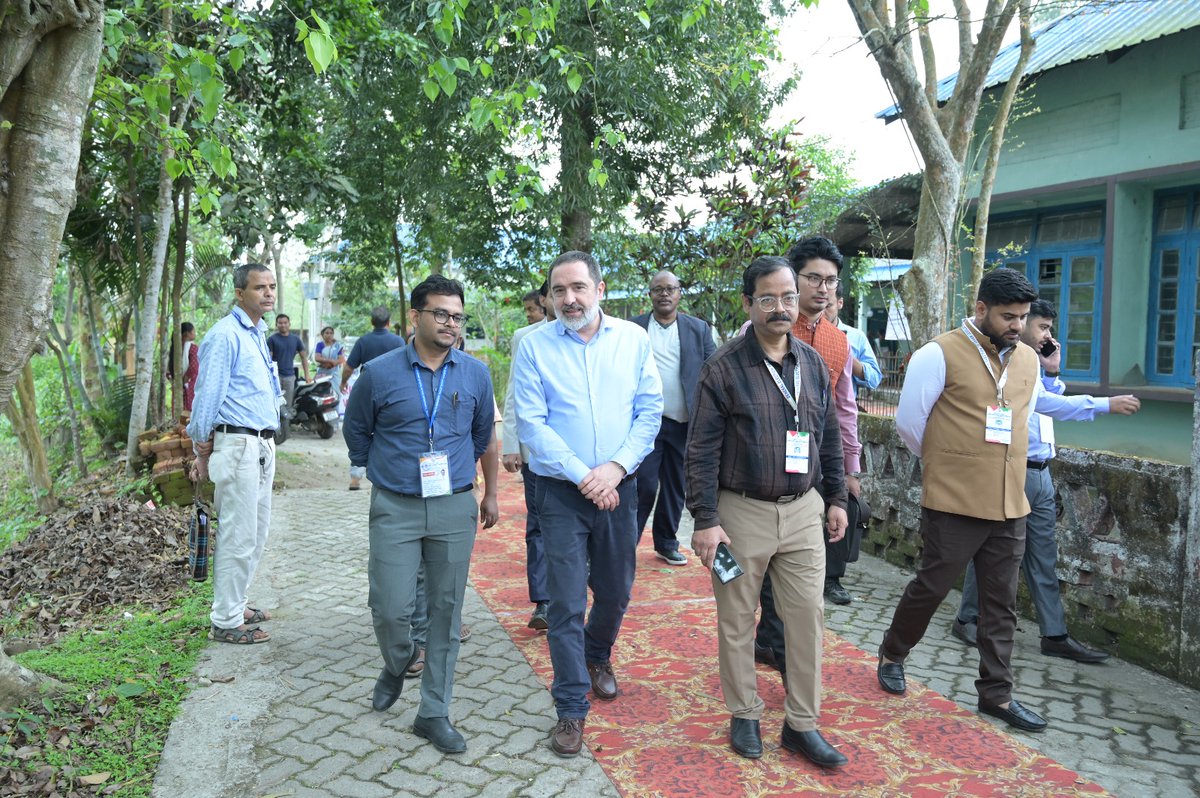 ECISVEEP's tweet image. International delegates as part of #IEVP visited the Model Polling Station, Dimoria High School at 34 Dimoria (SC) in Kamrup (M) district of #Assam

They interacted with First Time, Female Voters and appreciated the festive environment and Assured Minimum Facilities.

#ECI