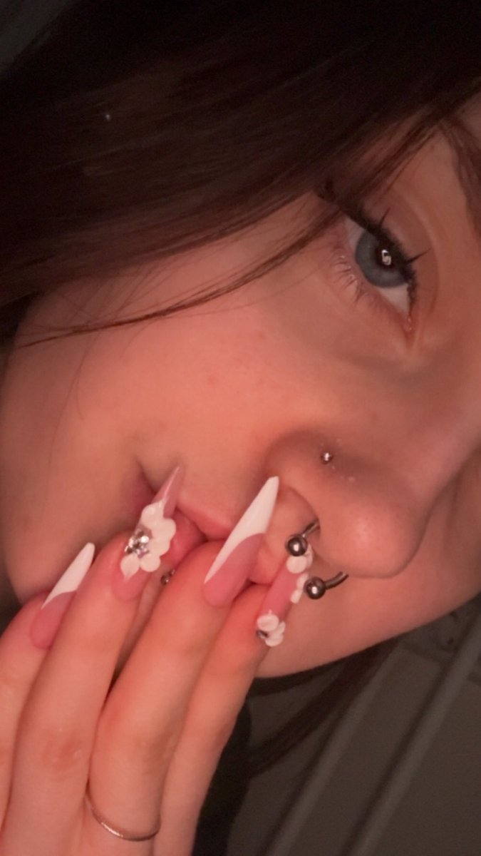 _kinore_'s tweet photo. imagine hating on my movement in game when this is literally the length of nails i play with https://t.co/WgiM59HyTf