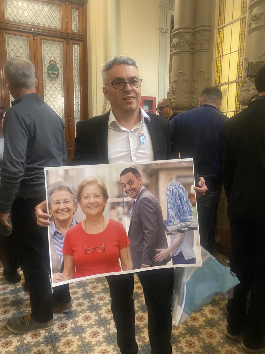 laumedinao's tweet photo. Volvieron los carteles de @EstebanPaulon ! https://t.co/VkGK6OdwlC