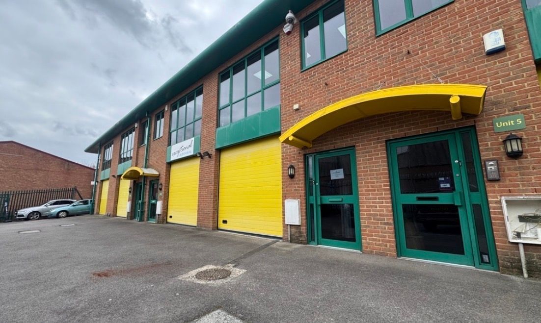 KemptonCarr's tweet photo. #ToLet 2,000 sq ft hybrid business unit in #Maidenhead

Ground floor industrial &amp; warehouse space, plus first floor offices, all self-contained on the secure Cordwallis Estate.

To book a viewing: https://t.co/8qG90QcbEo https://t.co/zg6lvv0Rdr