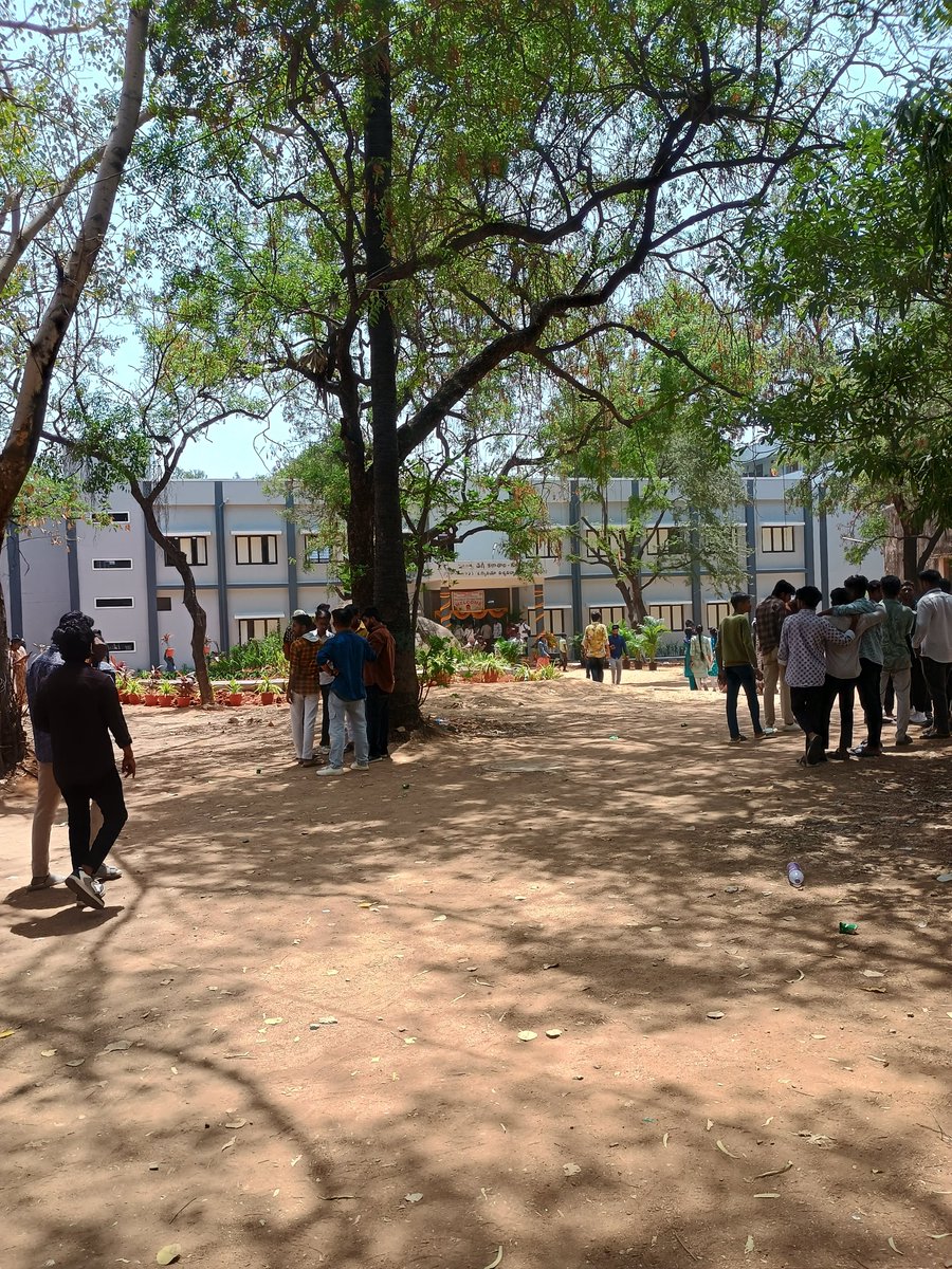 Inko padhi rojullo ma graduation aypoye time ki bale open chesar kotha block 
Zooper raww