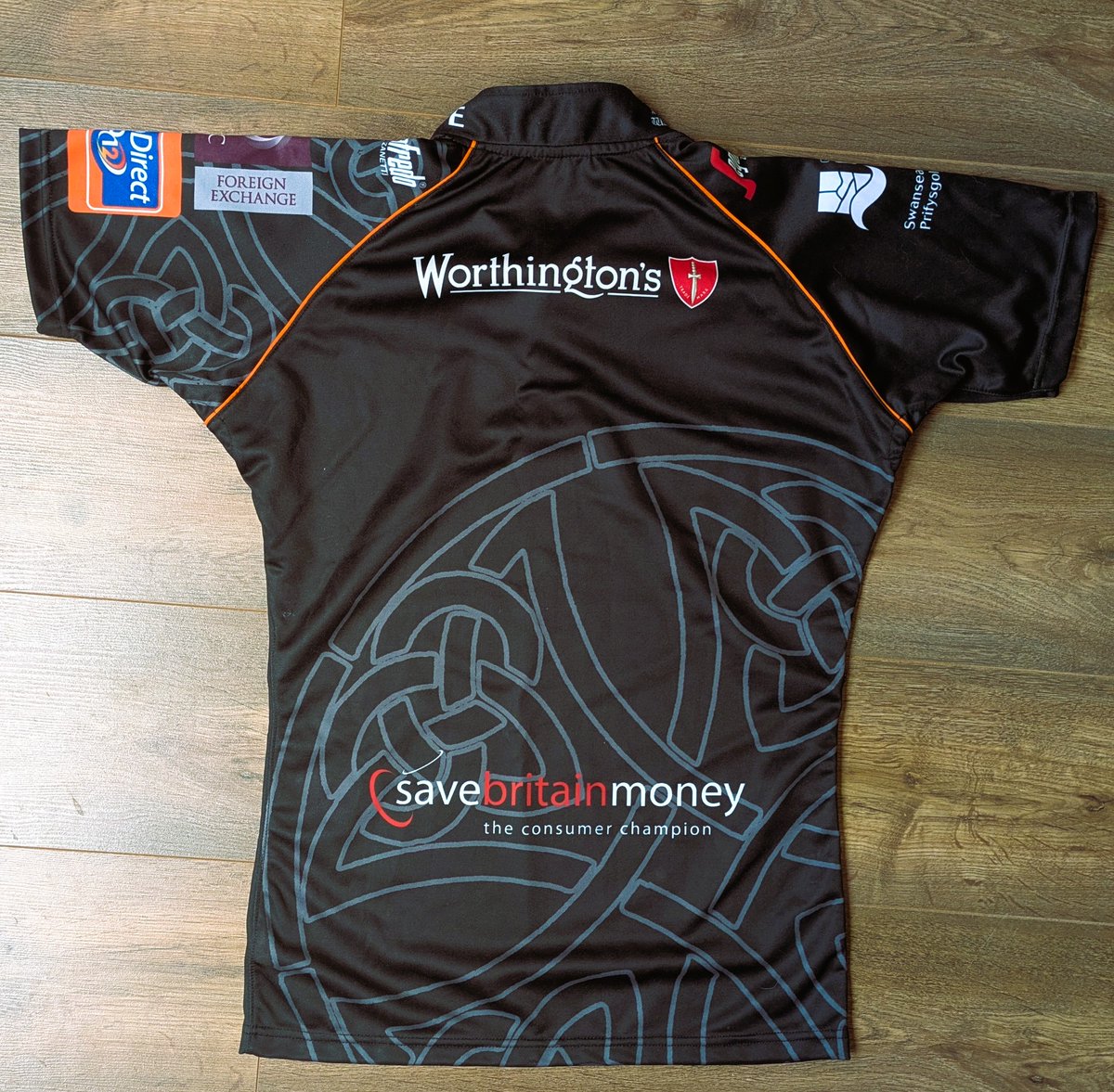 buntygrunt's tweet photo. I'm raffling a 2013/14 @Ospreys  squad-signed shirt – featuring a team packed with legends from a brilliant era of Welsh rugby.
All proceeds go towards my Ride to Rugby fundraising for @CommunityOsprey  &amp; making a real difference locally.
https://t.co/I32A5UG4cQ https://t.co/IvqPyj3zKT
