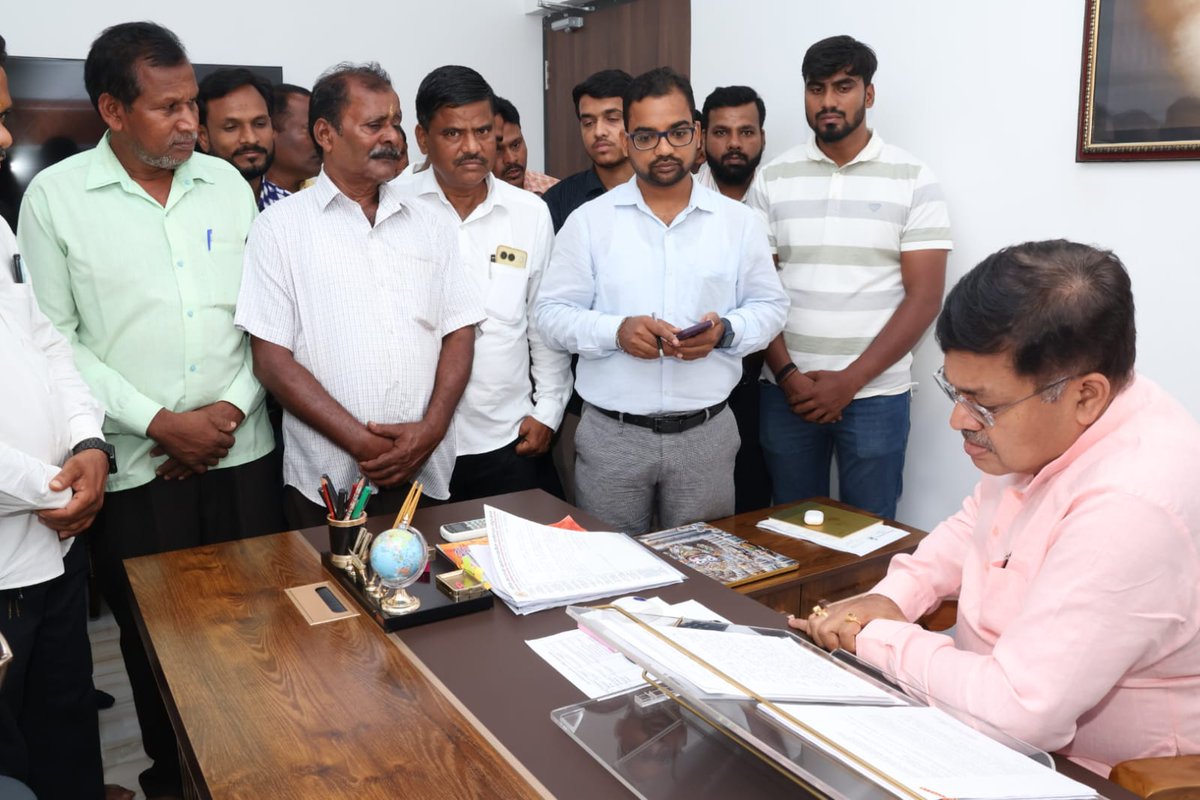 PrithivirajBJP's tweet image. ଆଜି ଭୁବନେଶ୍ଵର ସ୍ଥିତ ସରକାରୀ ବାସଭବନ ଠାରେ ରାଜ୍ୟର ବିଭିନ୍ନ ସ୍ଥାନରୁ ଆସିଥିବା ଜନସାଧାରଣଙ୍କୁ ଭେଟି ସେମାନଙ୍କ ଅଭିଯୋଗ ଓ ସମସ୍ୟା ଗୁଡ଼ିକ ଶୁଣିଲି। ସେମାନଙ୍କ ସମସ୍ୟାର ସ୍ଥାୟୀ ଓ ତ୍ୱରିତ ସମାଧାନ ନିମନ୍ତେ ପ୍ରଶାସନ ମାଧ୍ୟମରେ ଆବଶ୍ୟକ ପଦକ୍ଷେପ ଗ୍ରହଣ କରିବାକୁ ନିର୍ଦ୍ଦେଶ ଦେଇଛି।

#People #grievances #Odisha