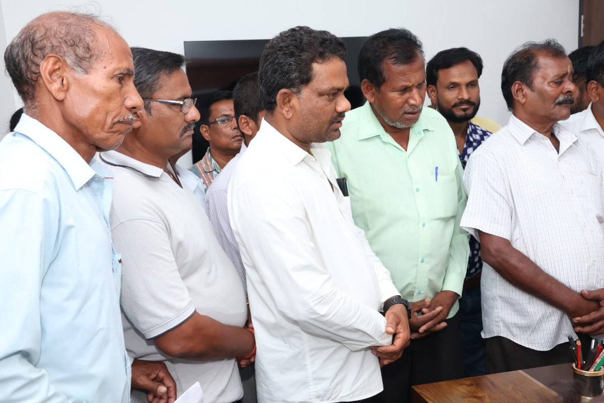 PrithivirajBJP's tweet image. ଆଜି ଭୁବନେଶ୍ଵର ସ୍ଥିତ ସରକାରୀ ବାସଭବନ ଠାରେ ରାଜ୍ୟର ବିଭିନ୍ନ ସ୍ଥାନରୁ ଆସିଥିବା ଜନସାଧାରଣଙ୍କୁ ଭେଟି ସେମାନଙ୍କ ଅଭିଯୋଗ ଓ ସମସ୍ୟା ଗୁଡ଼ିକ ଶୁଣିଲି। ସେମାନଙ୍କ ସମସ୍ୟାର ସ୍ଥାୟୀ ଓ ତ୍ୱରିତ ସମାଧାନ ନିମନ୍ତେ ପ୍ରଶାସନ ମାଧ୍ୟମରେ ଆବଶ୍ୟକ ପଦକ୍ଷେପ ଗ୍ରହଣ କରିବାକୁ ନିର୍ଦ୍ଦେଶ ଦେଇଛି।

#People #grievances #Odisha