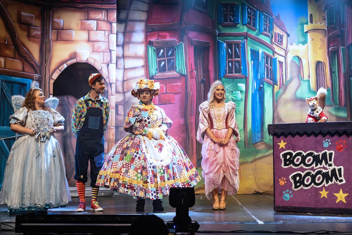 TheReviewsHub's tweet image. #THEATRE #REVIEW Mother Goose @castindoncaster "a fun couple of hours at the theatre for all ages" ⭐️⭐️⭐️ thereviewshub.com/mother-goose-c… #Doncaster