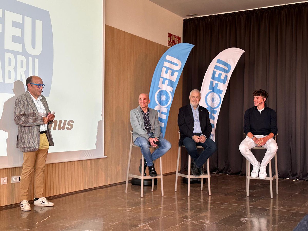 ciclismecat's tweet photo. 🆕 Aquest dimecres a la tarda es va presentar oficialment la 10a edició del Trofeu 15 d'Abril, que es viurà dissabte a La Canonja!

El millor ciclisme júnior torna a casa nostra amb una cursa exigent i apassionant. https://t.co/HpHj8jO7nY