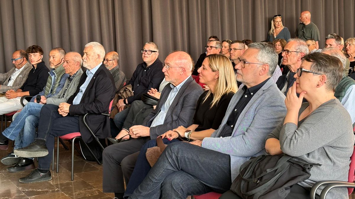 🆕 Aquest dimecres a la tarda es va presentar oficialment la 10a edició del Trofeu 15 d'Abril, que es viurà dissabte a La Canonja!

El millor ciclisme júnior torna a casa nostra amb una cursa exigent i apassionant.