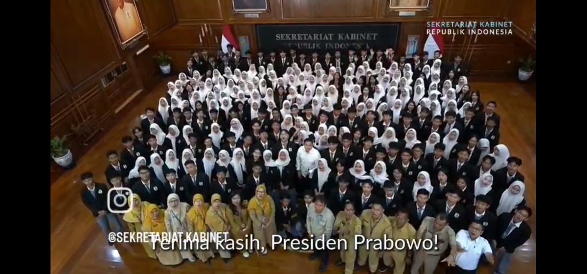 SaruliSimbolon's tweet photo. Terimakasih Bapak Presiden Prabowo Subianto  telah memberikan kesempatan siswa siswi sekolah sebagai Generasi Penerus Bangsa untuk boleh mengunjungi Istana Merdeka, upaya memupuk Nasionalisme
@YandriSusanto
@SekretariatNegaraRI
#BPSDMKementerianDesaPDT
#TerimakasihBapakPresiden https://t.co/L3pFGKX76t