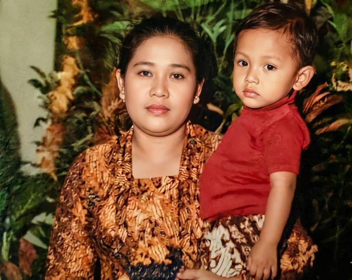 TriUus's tweet photo. @0tk0il Fotoku bareng ibu direstorasi oleh AI https://t.co/DOPSD3Wp3u