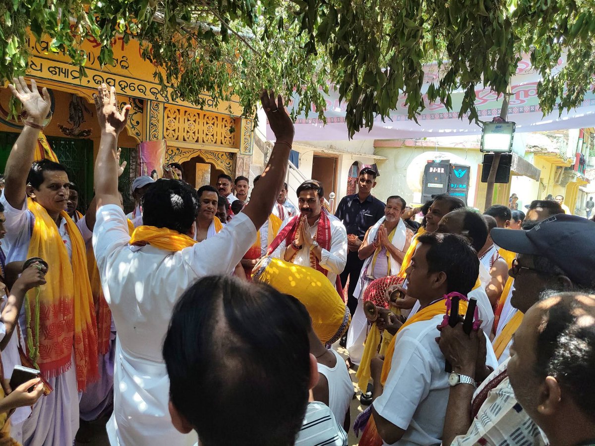 irasisacharya's tweet photo. ମୋର ବିଧାନସଭା ଅନ୍ତର୍ଗତ ଭଟଲି ବ୍ଲକର ଭଟଲି ଠାରେ ହେବାକୁ ଥିବା ନାମଯଜ୍ଞରେ ଯୋଗଦେବା ଅବସରରେ......
#RadheRadhe #JaiSriKrishna
#Bhatli
#BhatliBlock
#BhatliConstituency https://t.co/LIKTTJ2WBf