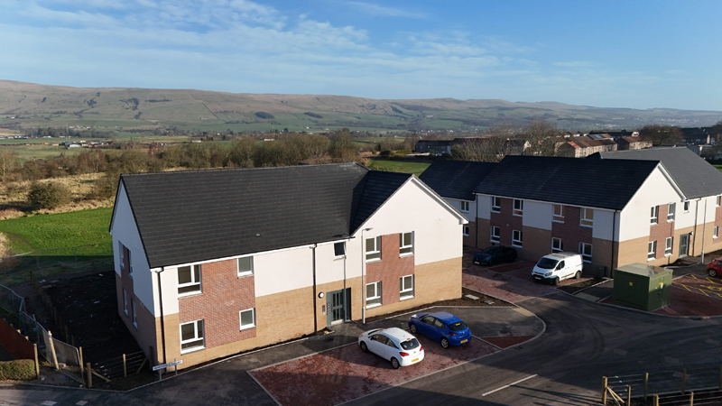 LABMmag's tweet image. Families in Kirkintilloch are beginning a new chapter after moving into 22 new affordable homes delivered by Caledonia Housing Association.

Find out more - bit.ly/4txaCHF 
#newhomes #housing #developing