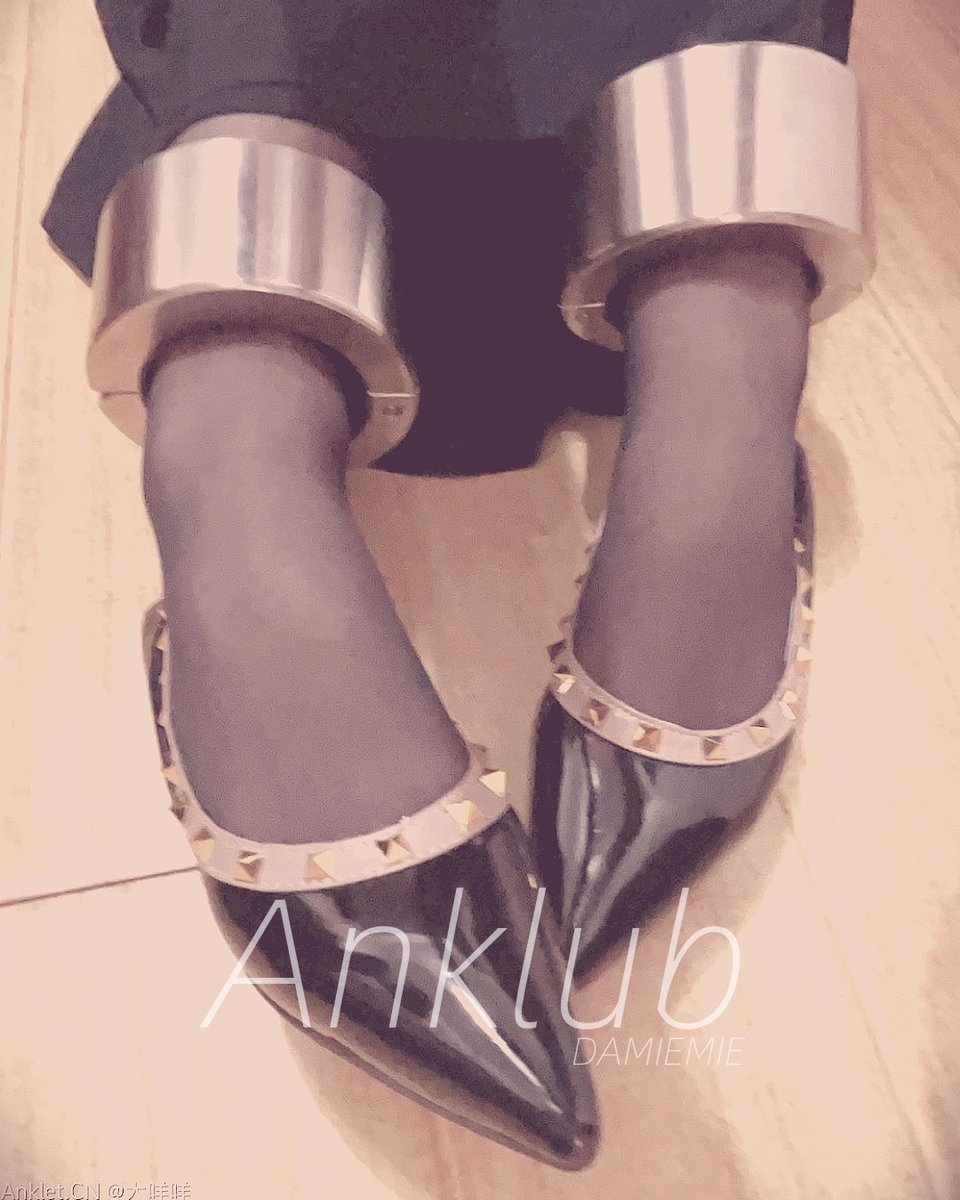 Anklub100's tweet photo. 戴脚镣两年多的真实故事（完结篇）✨

从以为能卸掉，到最后彻底焊死成死镣……  
那一刻的震惊、无奈、以及后来的释然，都写在了这篇尾声里。

两年多后回过头看，焊不焊死，似乎已经不再是重点。  
只是偶尔想起去年夏天，还是会心酸。

👉 点击阅读完整结尾||Read the final part here：
[https://t.co/wX5PsOSu9c]
  
谢谢大家一路陪我讲完这个故事。
关于咩咩还有更多日常分享，喜欢的话请告诉我😀
——
The End of My Two-Year Shackle Story ✨

From thinking I could remove them, to them finally being welded forever…  
The shock, helplessness, and eventual acceptance are all here.

He said, “I couldn’t bear to take them off. I like seeing you wear them.”

After two years, whether welded or not no longer matters much.  
But I still feel sad thinking back to that summer.

Thank you for listening to my story.

Anklub社区，一起记录这些温柔却真实的小故事 ✨

#永久脚镣 #脚镣故事 #个人分享 #Anklub社区