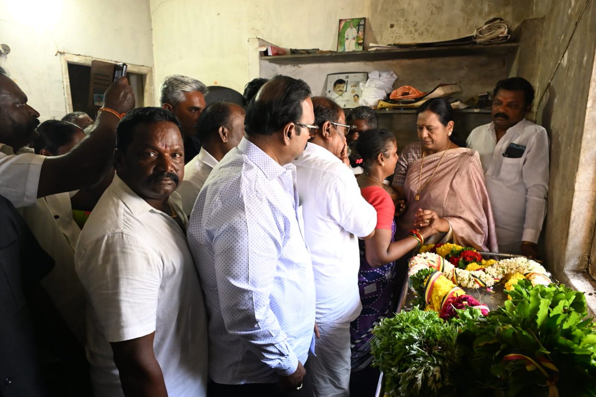 PremallathaDmdk's tweet image. கடலூர் தெற்கு மாவட்ட தேமுதிக துணைச் செயலாளர் திரு. ராஜ வன்னியன் அவர்களின் தந்தை திரு.S. ராஜவேல் அவர்களின் மறைவிற்கு நேரில் சென்று அஞ்சலி செலுத்தி, அவரை இழந்து வாடும் குடும்பத்தினருக்கு ஆறுதல் தெரிவித்தேன்.

அன்னாரது ஆன்மா சாந்தி அடைய எல்லாம் வல்ல இறைவனை வேண்டுகிறேன்!

#RIP