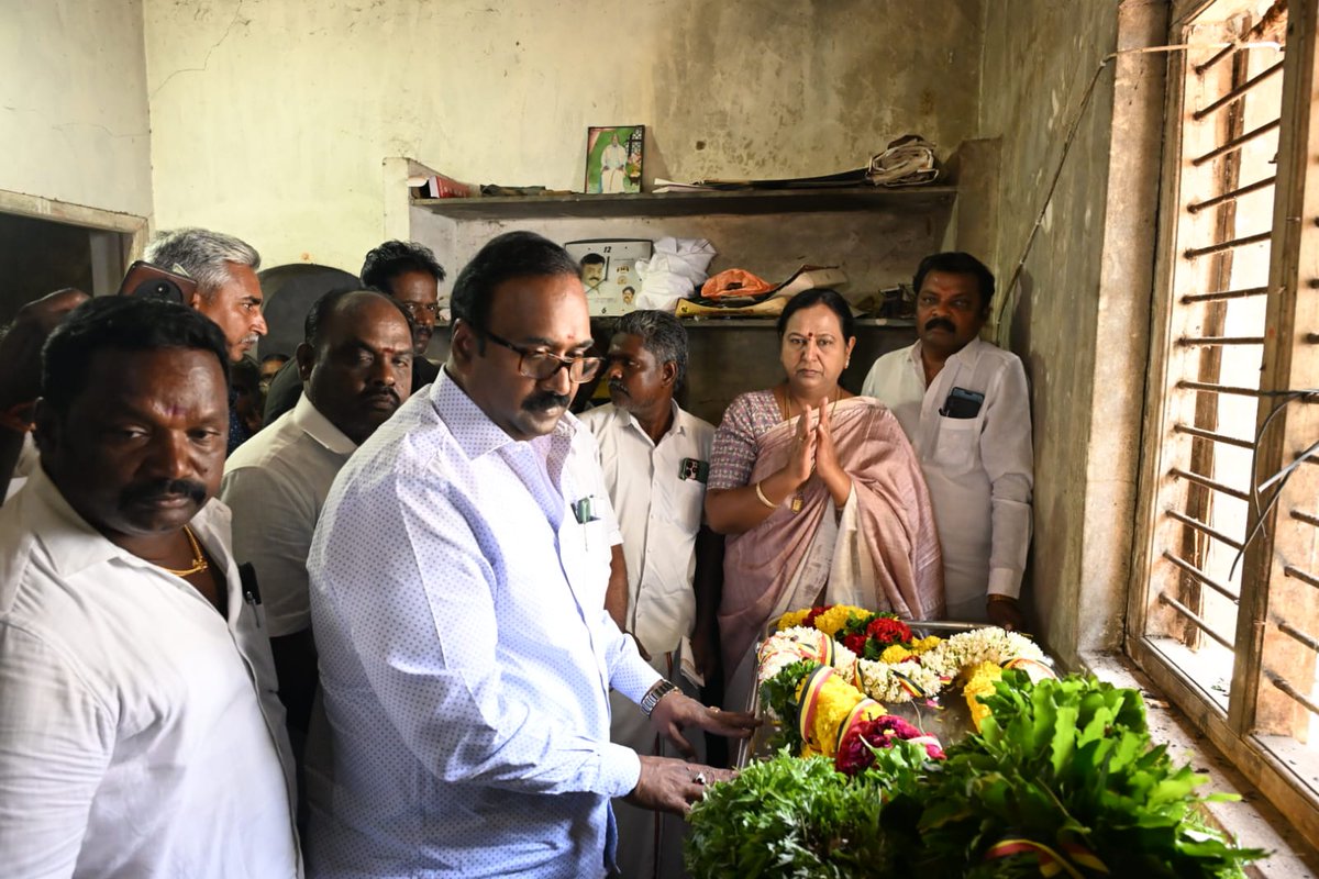 PremallathaDmdk's tweet image. கடலூர் தெற்கு மாவட்ட தேமுதிக துணைச் செயலாளர் திரு. ராஜ வன்னியன் அவர்களின் தந்தை திரு.S. ராஜவேல் அவர்களின் மறைவிற்கு நேரில் சென்று அஞ்சலி செலுத்தி, அவரை இழந்து வாடும் குடும்பத்தினருக்கு ஆறுதல் தெரிவித்தேன்.

அன்னாரது ஆன்மா சாந்தி அடைய எல்லாம் வல்ல இறைவனை வேண்டுகிறேன்!

#RIP