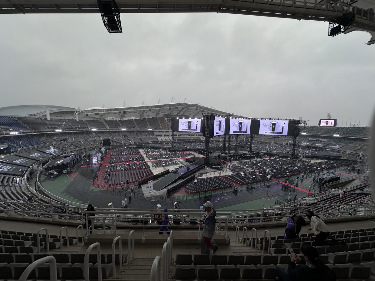 bus828253's tweet photo. 와이프 BTS 콘서트  데려다주고 왔다
비오는데   지붕아래여서  다행이다. https://t.co/FFvgIXMxdo