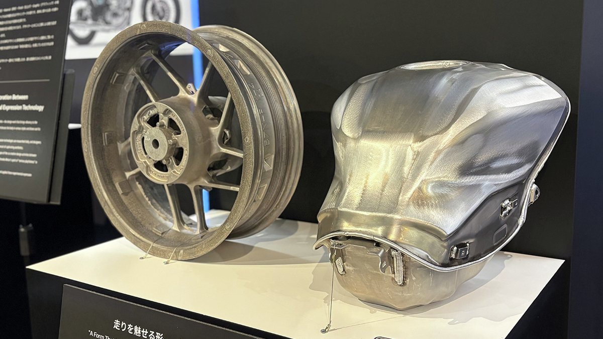 #美術展の日
「真剣に創造を遊ぶ」
― ヤマハモーターデザインの拘り 開催中🎉

ヤマハ発動機のデザインは、「カタチ」や「色」に留まりません
設計・製造が持つ知恵と技術、そして現場で磨き上げられた工夫と拘りを積み重ねた、まさに“ものづくりの集大成”