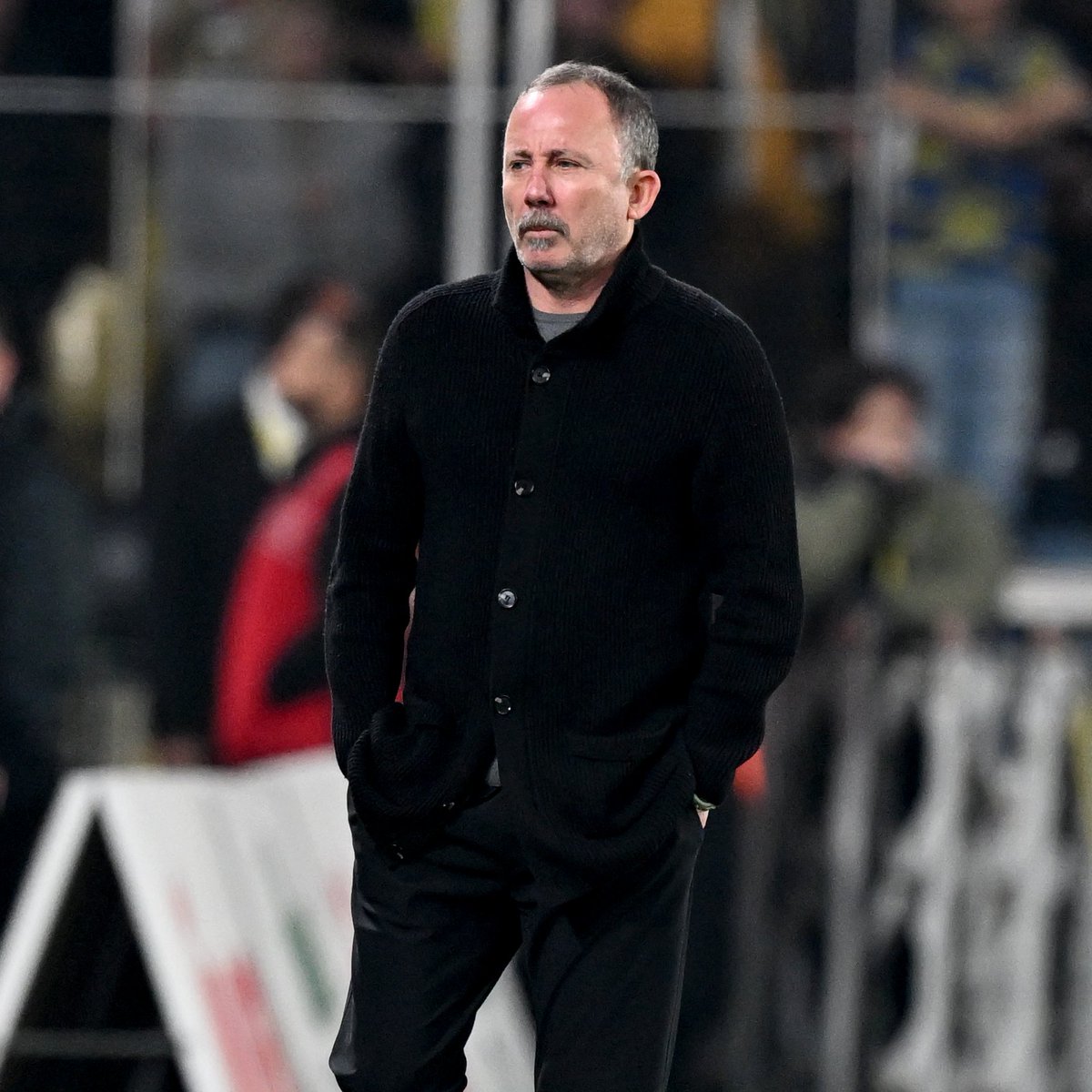 Sergen Yalçın'ın gelecek sezon kadroda düşünmediği oyuncular:

- Cengiz Ünder
- Vaclav Cerny
- El Bilal Toure
- Jota Silva
- Milot Rashica
- Wilfred Ndidi
- Tiago Djalo
- Salih Uçan
- Gökhan Sazdağı
- Taylan Bulut
- Devis Vasquez

(Türkiye Gazetesi)