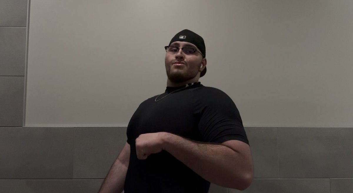 plantcherub's tweet photo. smilin cause chest day is the best day :) https://t.co/bd998VQEsV