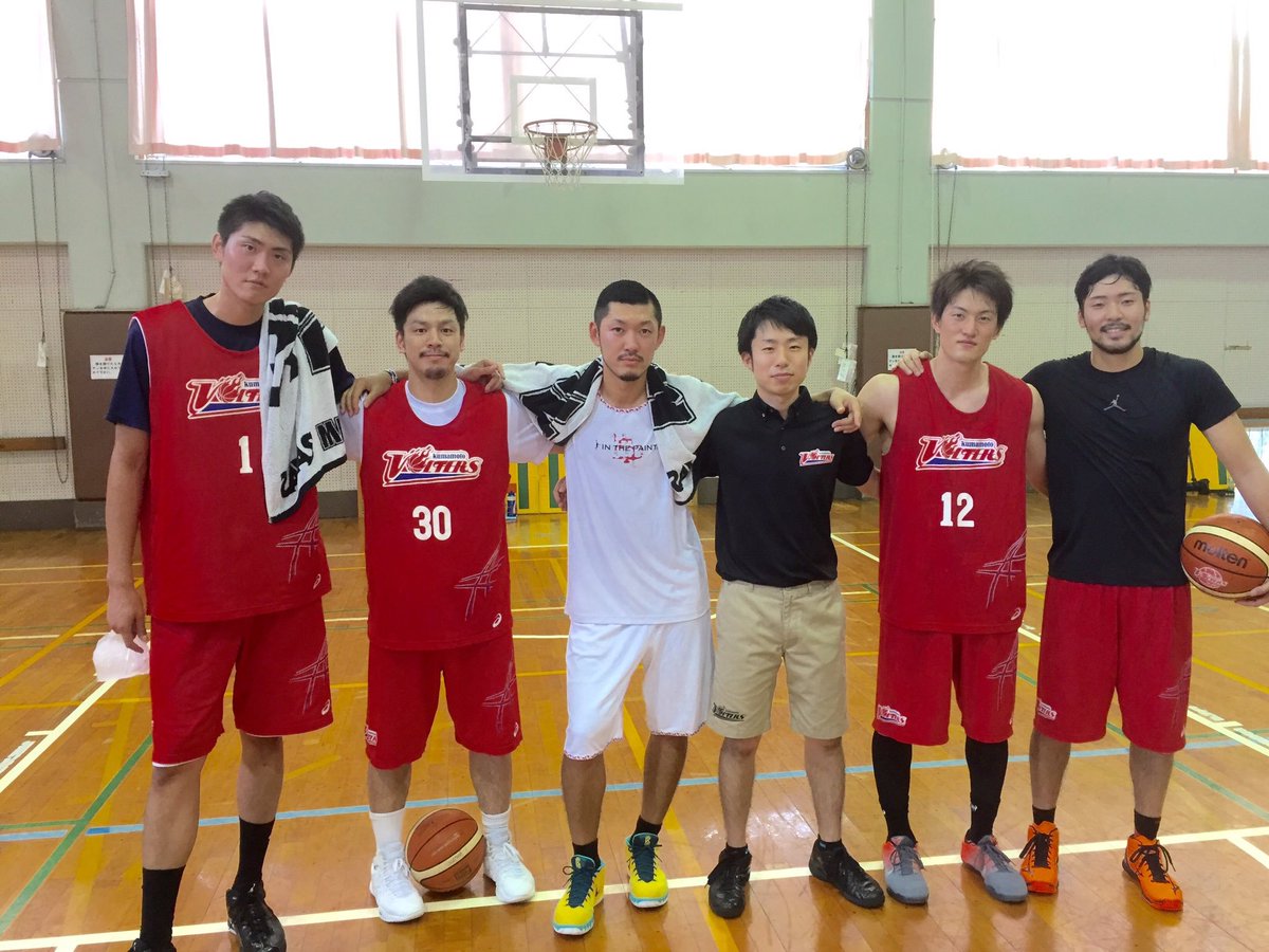 K_VOLTERS's tweet photo. 【12(日)イベント情報】
12(日)のハーフタイムには、震災当時に #熊本ヴォルターズ に所属し、支援活動などでも尽力したVOLTERS LEGENDS(OB選手)の小林慎太郎さん、中西良太さんが登場‼
※青島心さんはコンディション不良で欠席となりました。

ヴォルターズバスケットボールスクール ＃ヴォルスク 益城校のスクール生と共にエキシビジョンマッチを行います🏀

LEGENDSとキッズたちに大きな声援をお願いします🔥

#熊本地震
#復興支援マッチ
#熊本ヴォルターズ
#神戸ストークス

試合情報👇チケット残りわずか💨
https://t.co/j1nXJIxuAg
